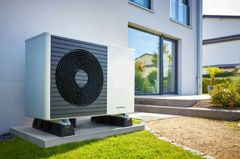 Vaillant aroTHERM Waermepumpe an einer modernen Hausfassade